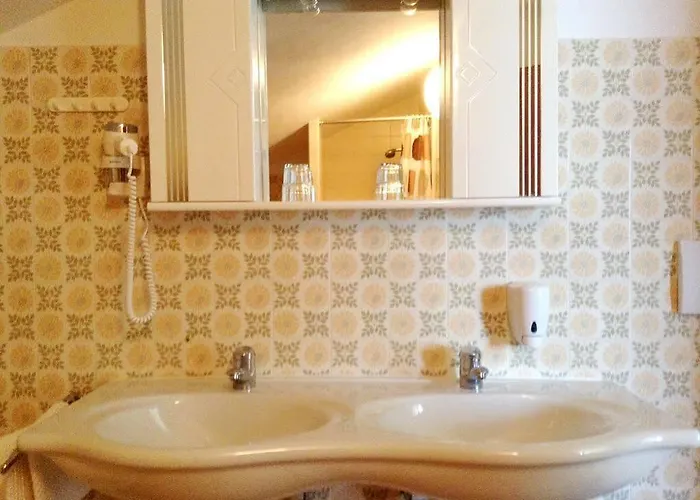 Konukevi Parkpension Billroth Bad Hall